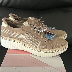 Skechers woman’s shoes size US 9 machine washable